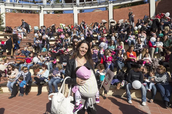 数以百计的母亲出席第六届全国母乳喂养在酒馆 — 图库照片