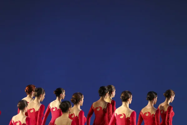 Neidentifikovaný tanečníci z taneční školy během představení baletu — Stock fotografie