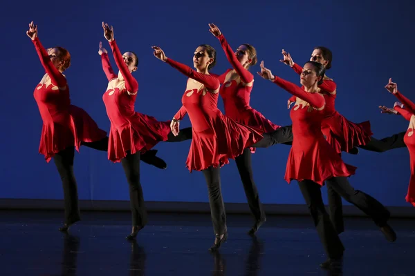 Danseurs non identifiés de l'école de danse pendant les spectacles ballet — Photo