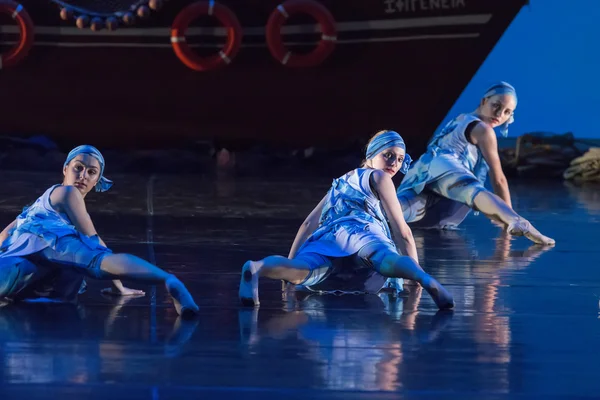 Неизвестные танцоры танцевальной школы во время балета — стоковое фото