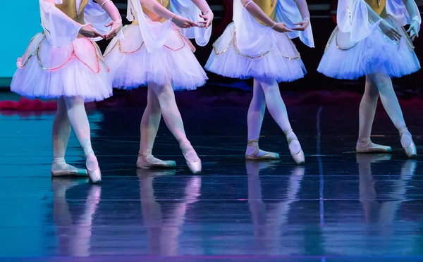 Bailarines no identificados de la escuela de baile durante las actuaciones de ballet —  Fotos de Stock