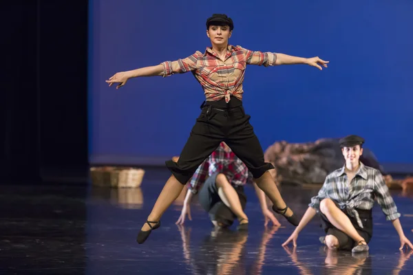 Danseurs non identifiés de l'école de danse pendant les spectacles ballet — Photo