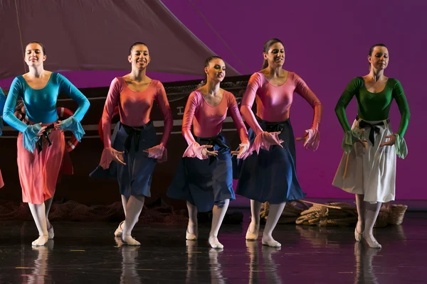 Danseurs non identifiés de l'école de danse pendant les spectacles ballet — Photo