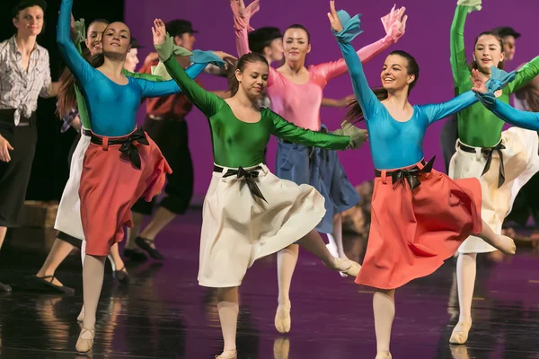 Unbekannte Tänzer der Tanzschule während Aufführungen Ballett — Stockfoto
