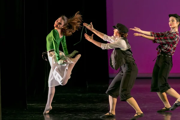 バレエの公演のダンス学校の正体不明のダンサー — ストック写真