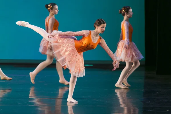 Ballerini non identificati della scuola di danza durante gli spettacoli di balletto — Foto Stock