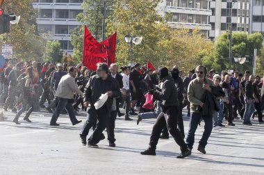 Çatışmalar çevik kuvvet polisi ve bir demo gençler arasında patlak