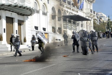 Çatışmalar çevik kuvvet polisi ve bir demo gençler arasında patlak