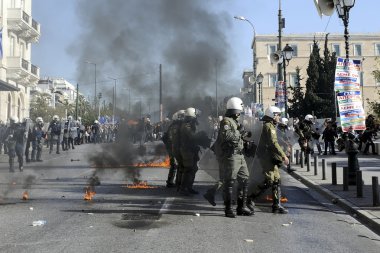 Çatışmalar çevik kuvvet polisi ve bir demo gençler arasında patlak