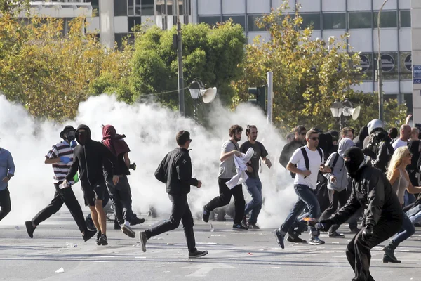 Se han producido enfrentamientos entre la policía antidisturbios y los jóvenes en una manifestación — Foto de Stock