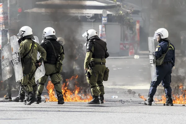충돌 폭동 경찰과 데모에서 청년 사이 밖으로 깨진 있다 — 스톡 사진