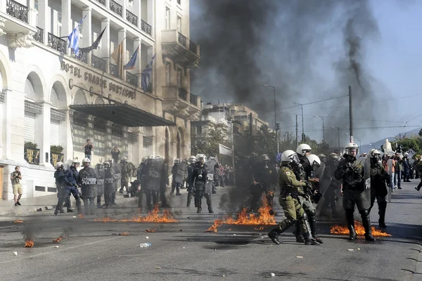 Se han producido enfrentamientos entre la policía antidisturbios y los jóvenes en una manifestación — Foto de Stock