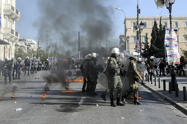 Se han producido enfrentamientos entre la policía antidisturbios y los jóvenes en una manifestación — Foto de Stock