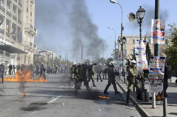 Starcia złamały między zamieszek policji i młodzież w demo — Zdjęcie stockowe