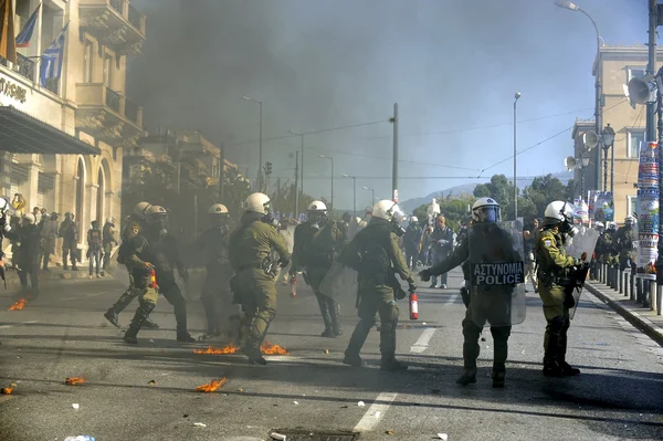 Se han producido enfrentamientos entre la policía antidisturbios y los jóvenes en una manifestación — Foto de Stock