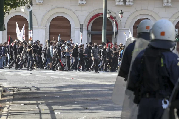 Se han producido enfrentamientos entre la policía antidisturbios y los jóvenes en una manifestación —  Fotos de Stock