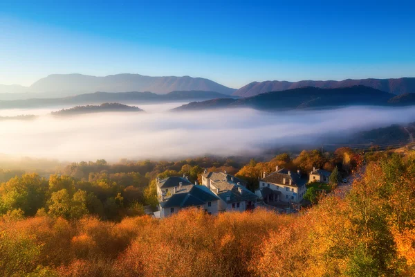 Frühherbstliche Landschaft mit Nebel in Zagorochoria, Epirus Griechenland — Stockfoto