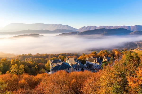 Paisaje de otoño temprano con niebla en Zagorochoria, Epiro Grecia — Foto de Stock