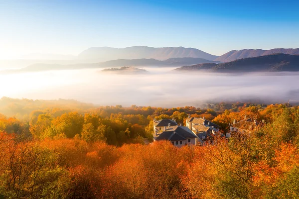 Frühherbstliche Landschaft mit Nebel in Zagorochoria, Epirus Griechenland — Stockfoto