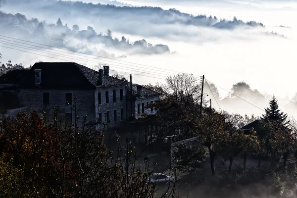 Осінній пейзаж вгору рано з туманом в Zagorochoria, Епіру Греції — стокове фото