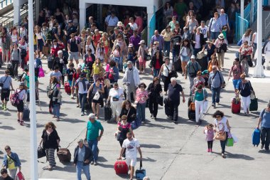 Yolcu gemiye Yunanistan Paros liman.