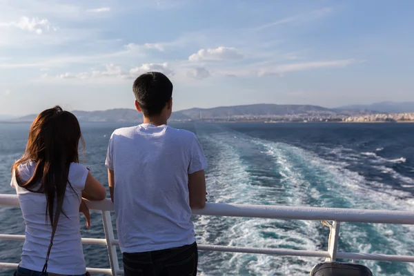 Vista traseira de turistas sentados no convés de um navio, na Grécia . — Fotografia de Stock