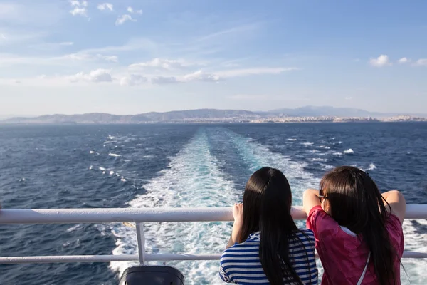 Rückansicht von Touristen auf dem Deck eines Schiffes, in Griechenland. — Stockfoto