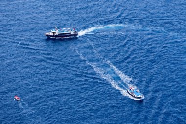 Yat Santorini Adası yakınlarında güzel mavi suya gider,