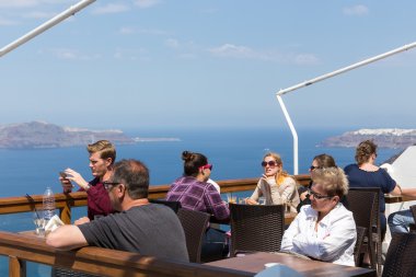 Manzaranın tadını çıkarırken yerel kafede turistler içki içecekler