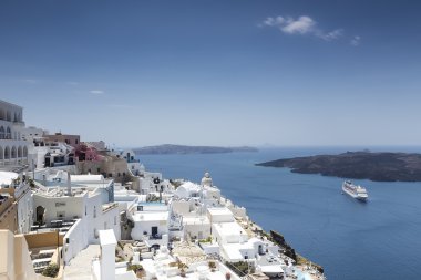 Ev ve Santorini Adası, Ege Denizi okyanusta Üstten Görünüm