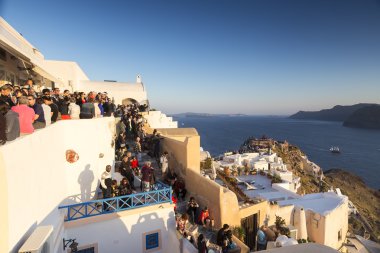 Oia, Santorini, Yunanistan - 13 Mayıs 2015: Bir kalabalık turist bekliyor th