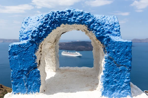 View of a luxury cruise ship look through the chimney, focus on — Stock Photo, Image