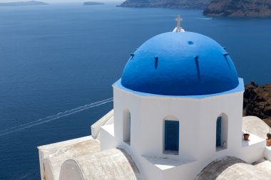 Caldera Oia Yunan Adası, üzerinde Mavi kubbeli kilise