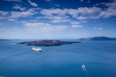 Santorini Island yakınındaki güzel mavi su içine gemi gider, 