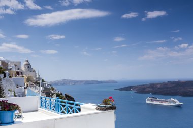 Saksıyı Santorini okyanusta önünde 