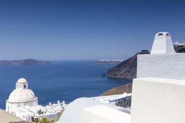Geleneksel Yunan beyaz kilise arch ile çapraz ve çan VILL