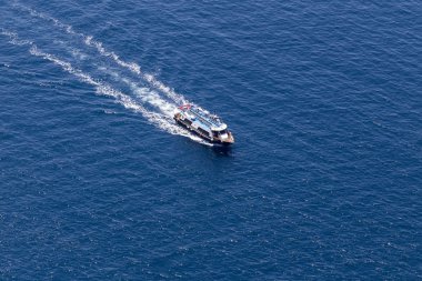 Yat Santorini Adası yakınlarında güzel mavi suya gider,