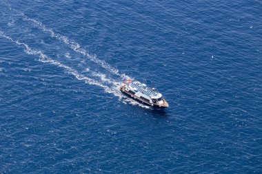 Yat Santorini Adası yakınlarında güzel mavi suya gider,