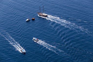 Yat Santorini Adası yakınlarında güzel mavi suya gider,