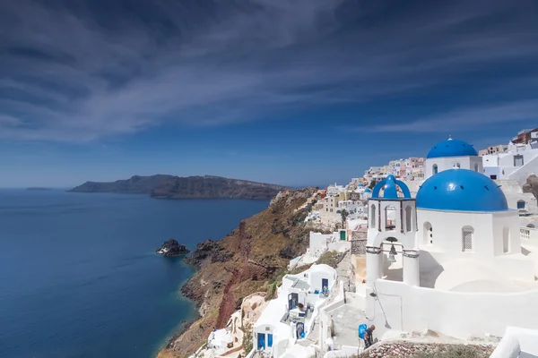 Hermosa vista de la iglesia, las casas y el océano en Santorini — Foto de Stock