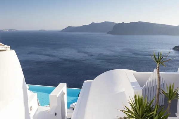 Luxury resort swimming pool in Santorini, Greece — Stock Photo, Image