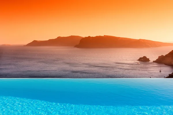 Piscina infinita no telhado com o oceano na Ilha Santorini , — Fotografia de Stock