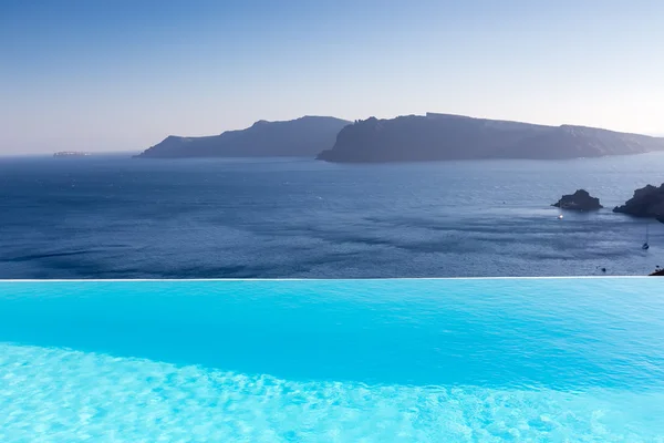 Piscina infinita en la azotea con el océano en la isla de Santorini , — Foto de Stock