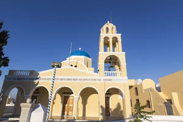 Arco tradizionale greco chiesa bianca con croce e campane in vill — Foto Stock