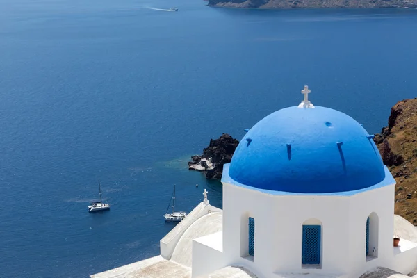 Blauwe koepelvormige kerken op de Caldera in Oia op het Griekse eiland — Stockfoto