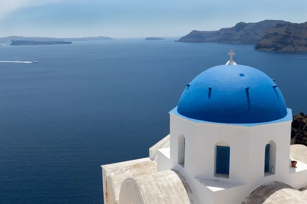 Blaue Kuppelkirchen auf der Caldera von Oia auf der griechischen Insel — Stockfoto