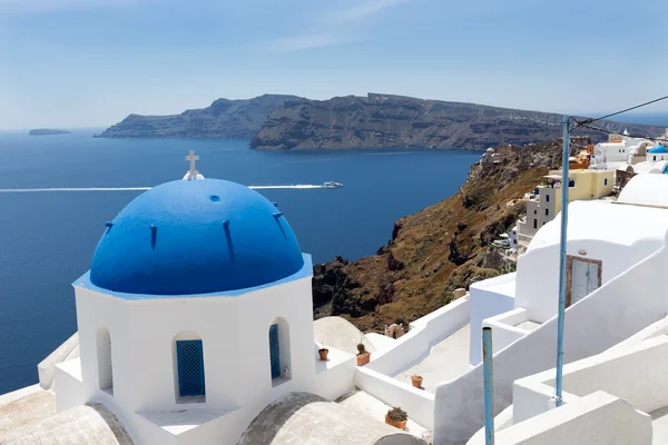 Kyrkor med blåa kupoler på Caldera på Oia på den grekiska ön — Stockfoto