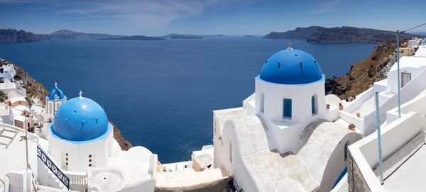 Iglesias de cúpula azul en la Caldera de Oia en la isla griega de — Foto de Stock