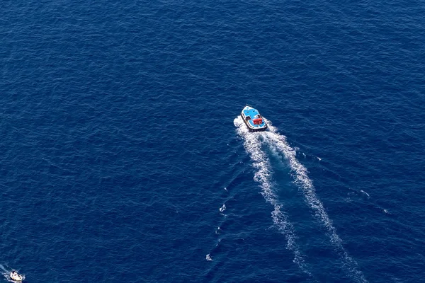 サントリーニ島の近くの美しい青い水に船が移動しました。, — ストック写真