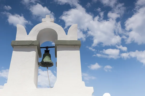 Arco tradizionale greco chiesa bianca con croce e campane in vill — Foto Stock